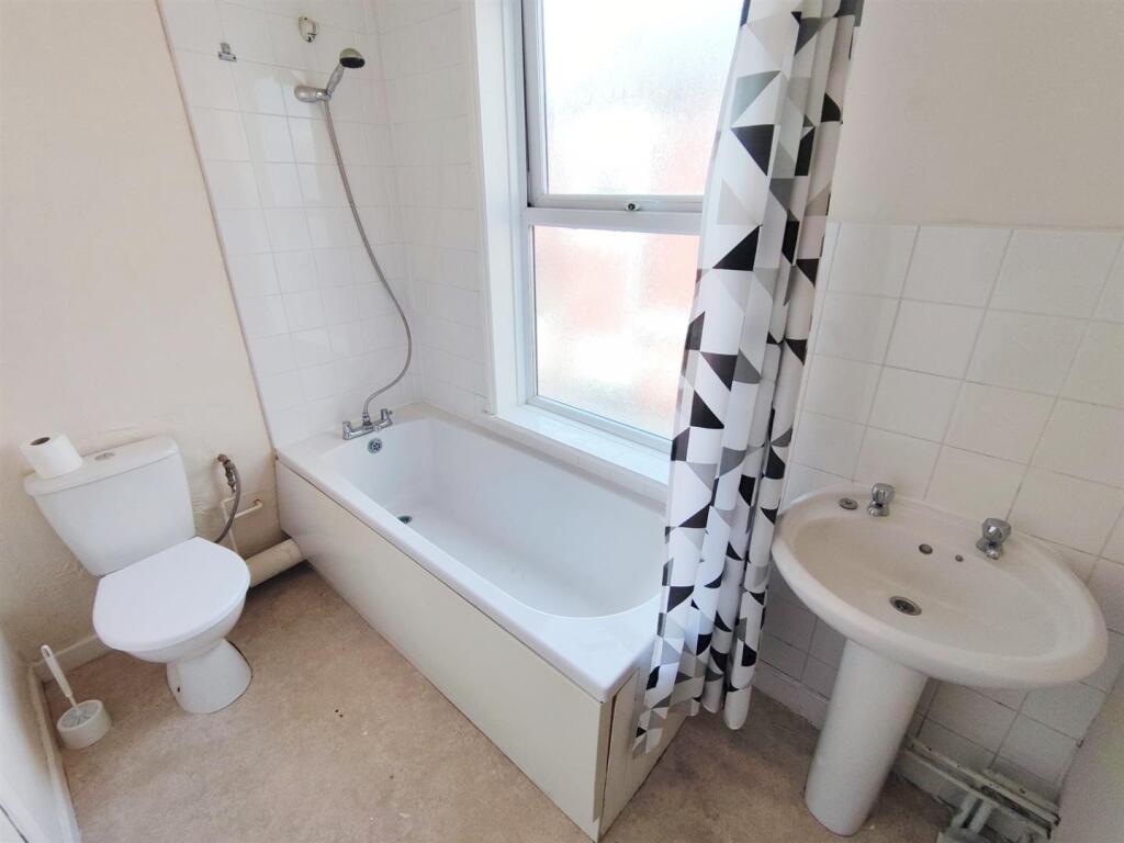 First flr flat 99 Nelson Road Central bath.jpg