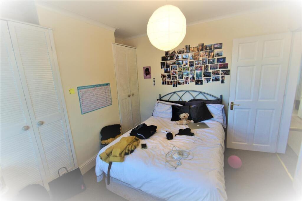 A cozy double bedroom featuring warm lighting, ...