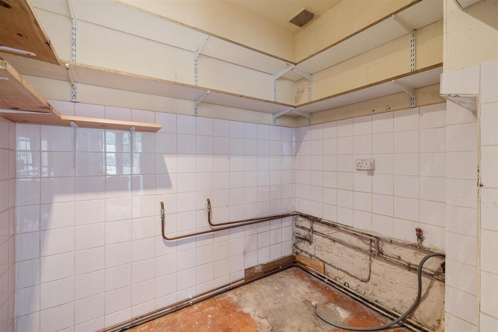 Selwyn Avenue, E4