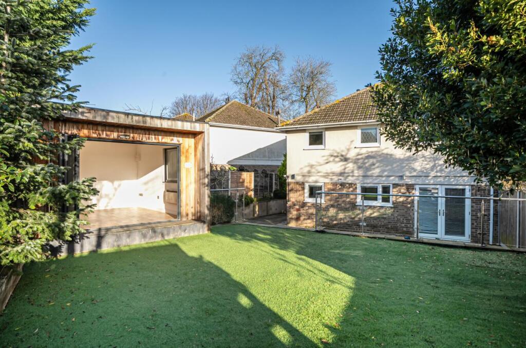 29 Harmans Way, Weedon