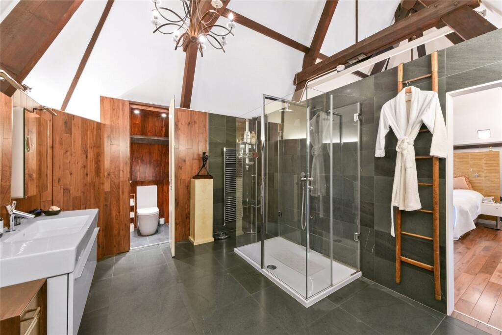 Principal Bathroom