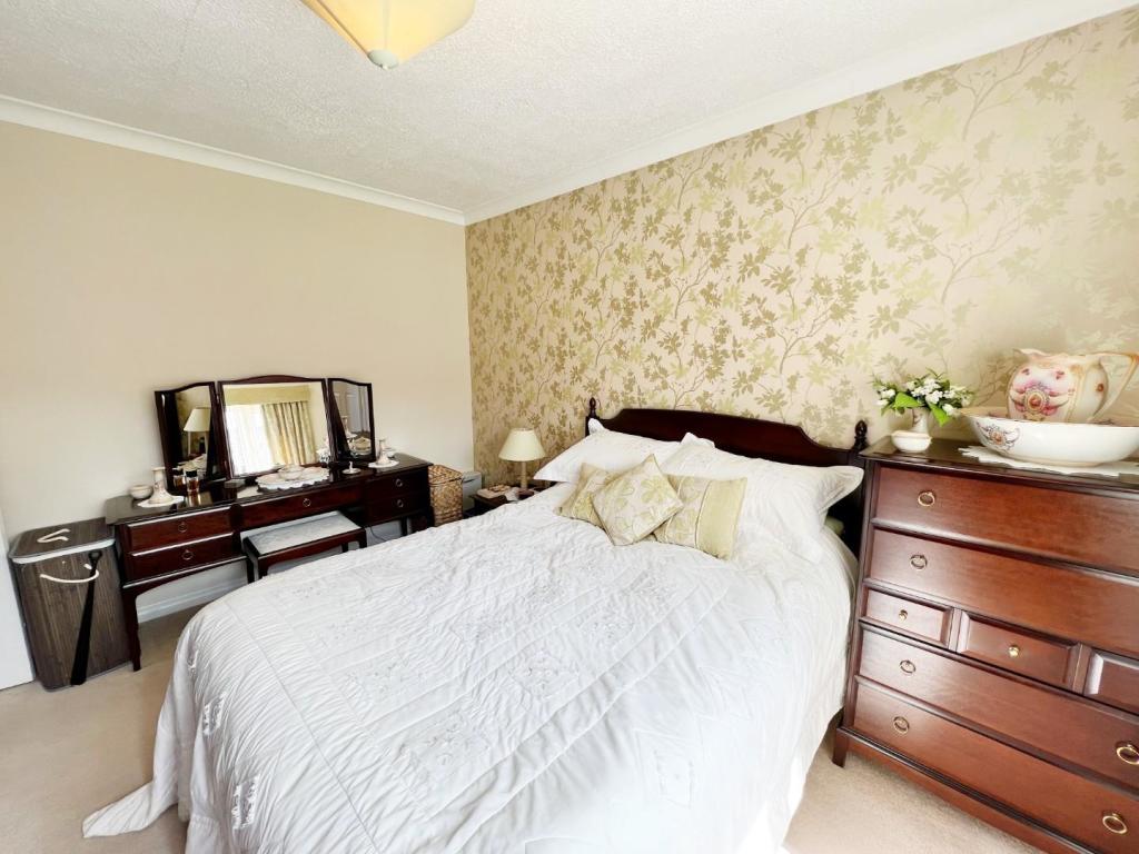 Bedroom 1 pic 3.jpg