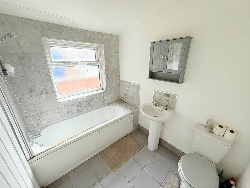 GROUND FLOOR BATHROOM