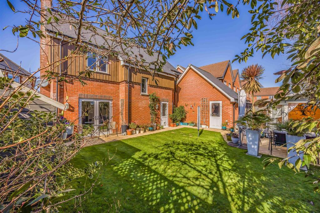 32 Longcroft Way, Havant-Small-PorticoMarketing-Ne