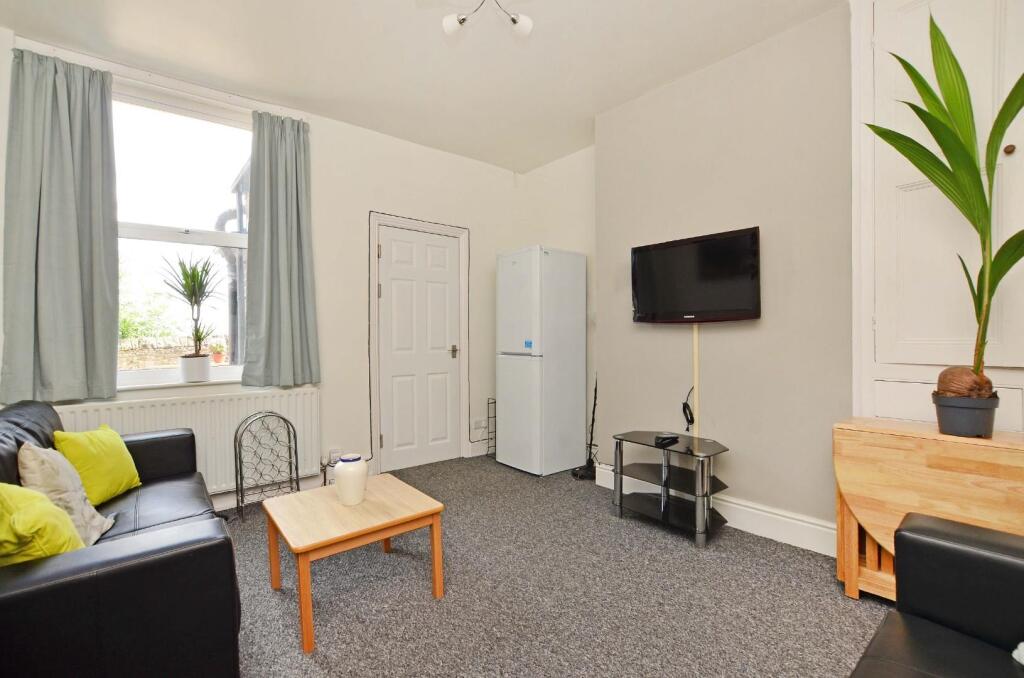 130 Howard Rd, living room pic 2.JPG