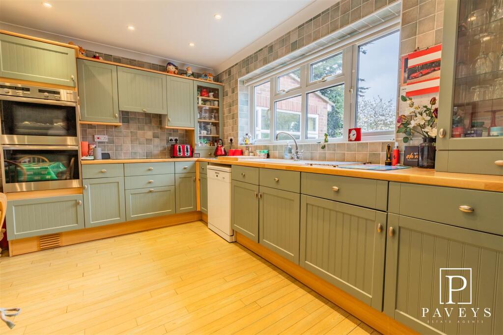 KITCHEN/BREAKFAST ROOM
