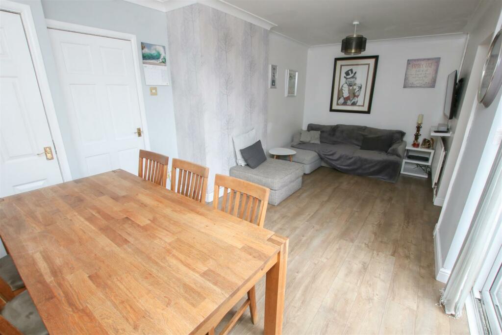 OPEN PLAN LIVING/ DINING ROOM