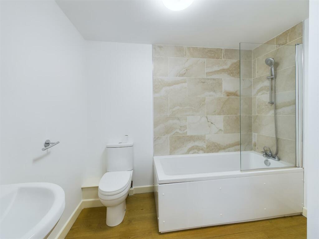 7 Spyrys Heyl Bathroom
