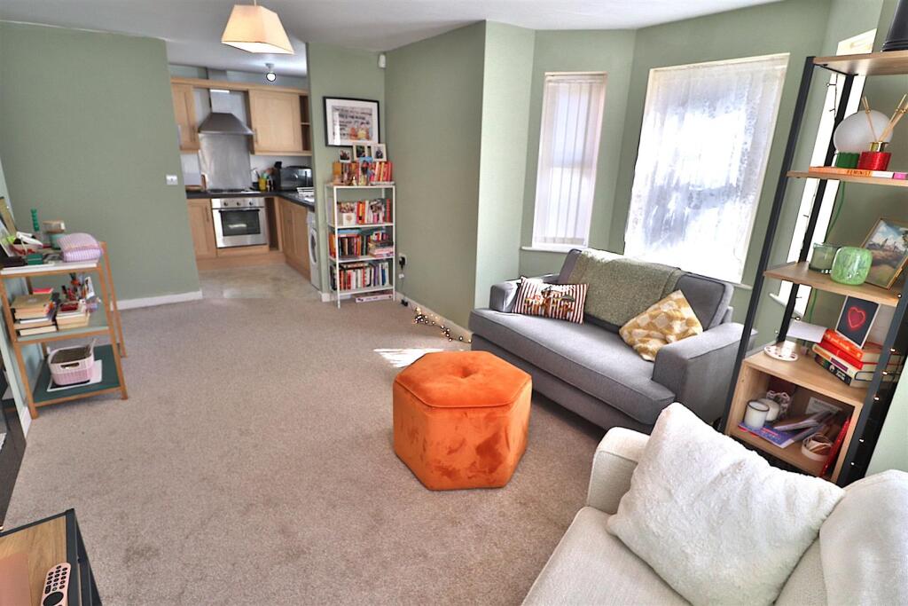 OPEN PLAN LOUNGE/DINING AND KITCHEN AREA