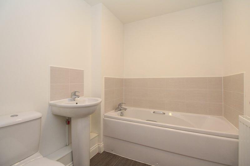 Family Bathroom 1