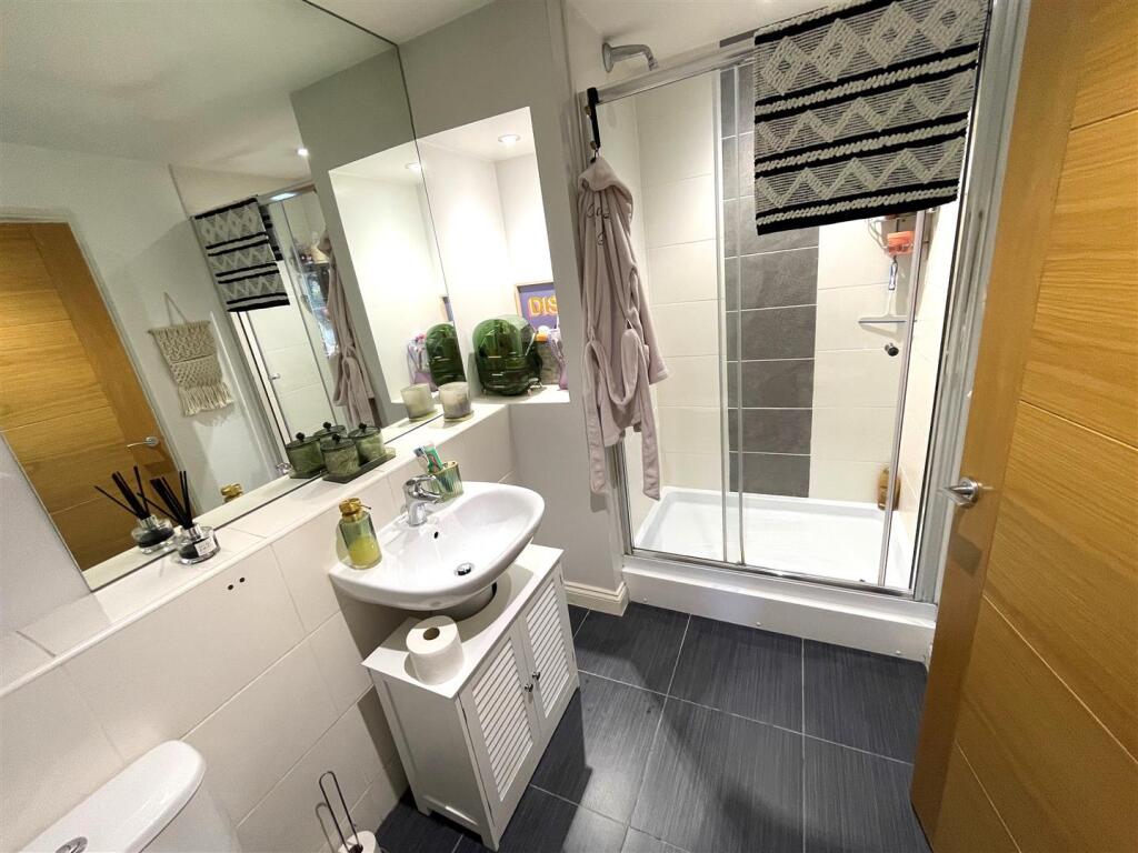 Bed 2 Ensuite.jpg