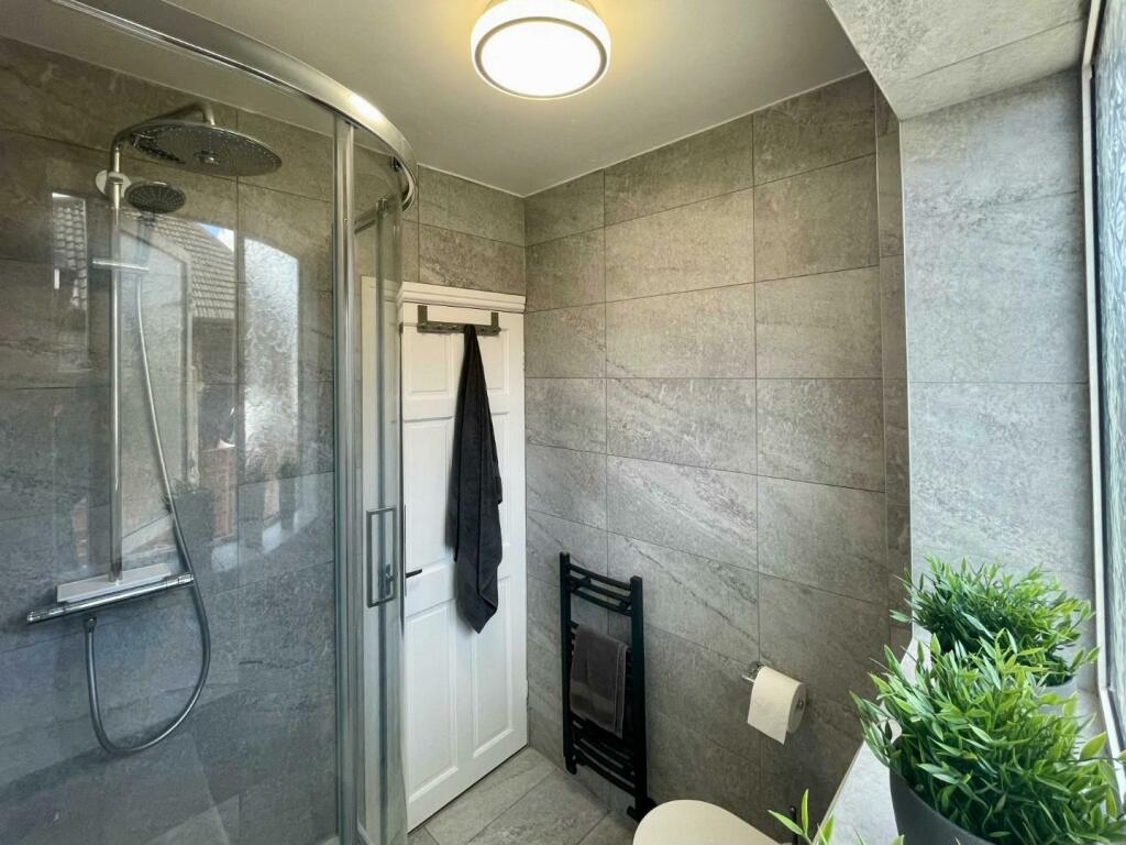 LulworthCres24bath2.jpg