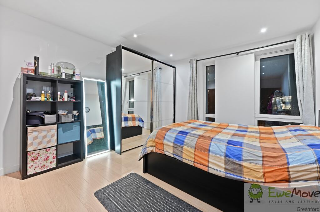 EWEMove - 6 Metropolitan Court - BedroomA3 (1)