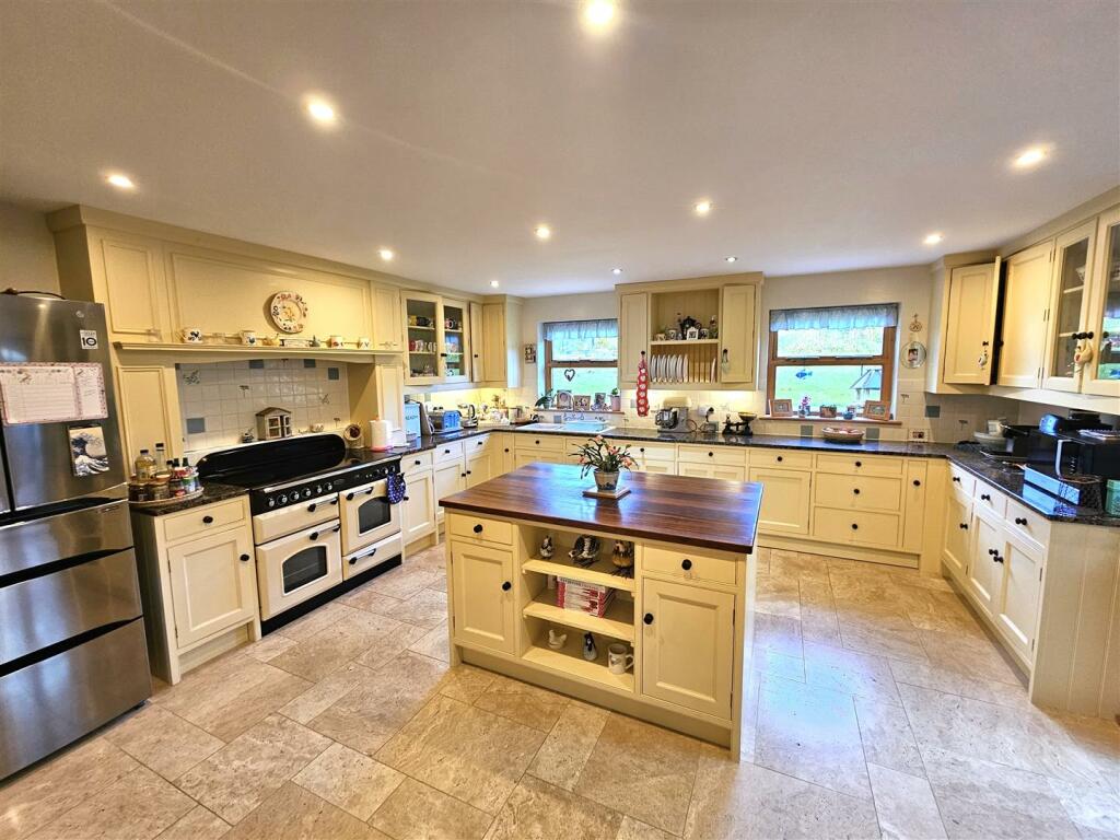 Kitchen 2 (2).jpg