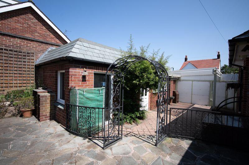 Private garden &amp; garage