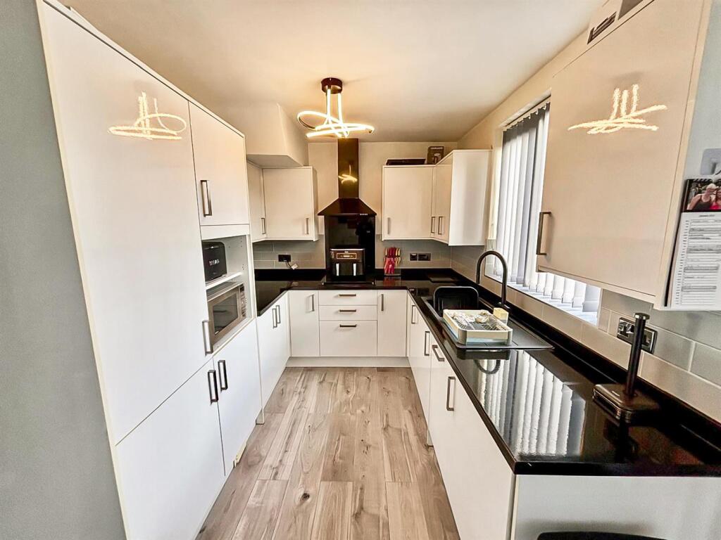 Fully fitted kitchen