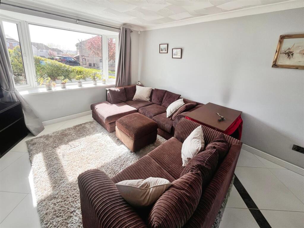 SPACIOUS LOUNGE IMAGE TWO