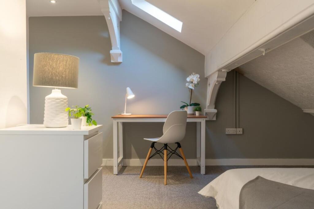 Flat E Portland Road