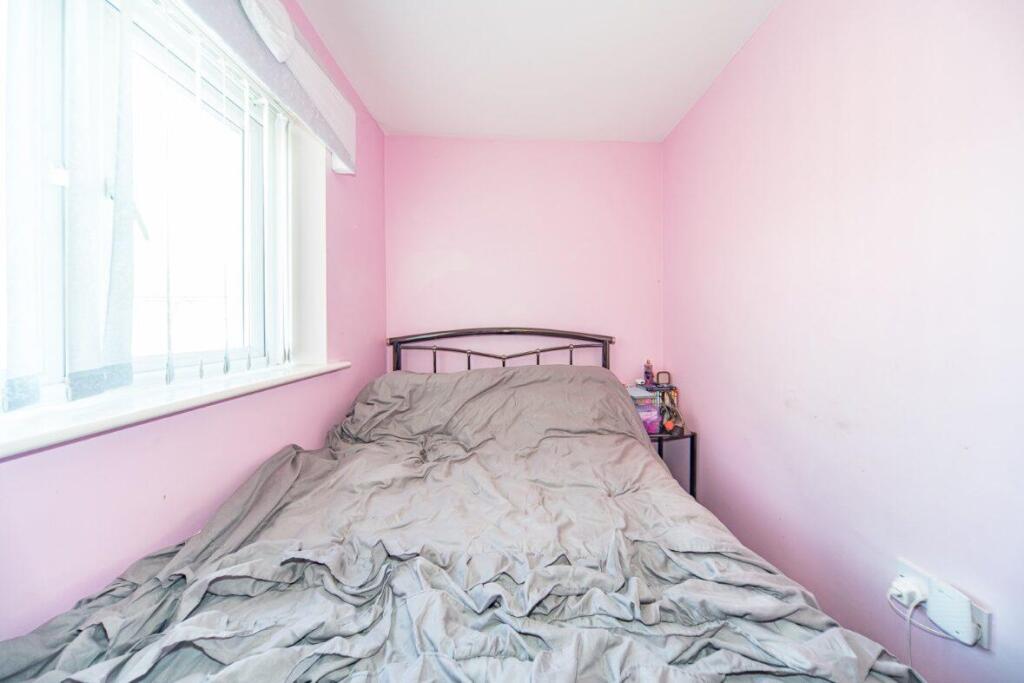 8 Riverside Mews bedroom 3.jpg