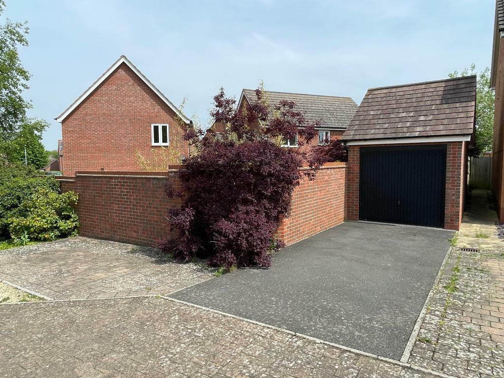 Detached garage &amp; private parking