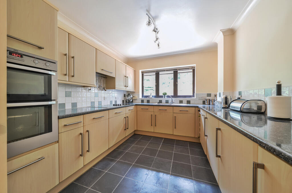 1316326-11-685c0c...