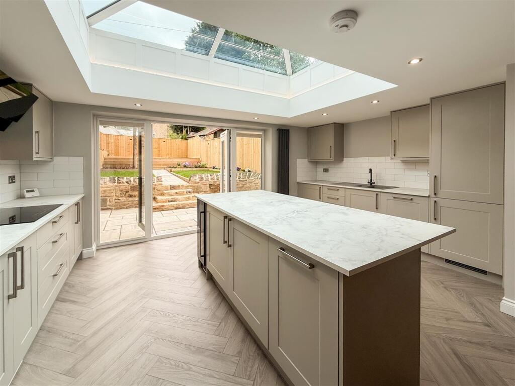 BREAKFASTING KITCHEN