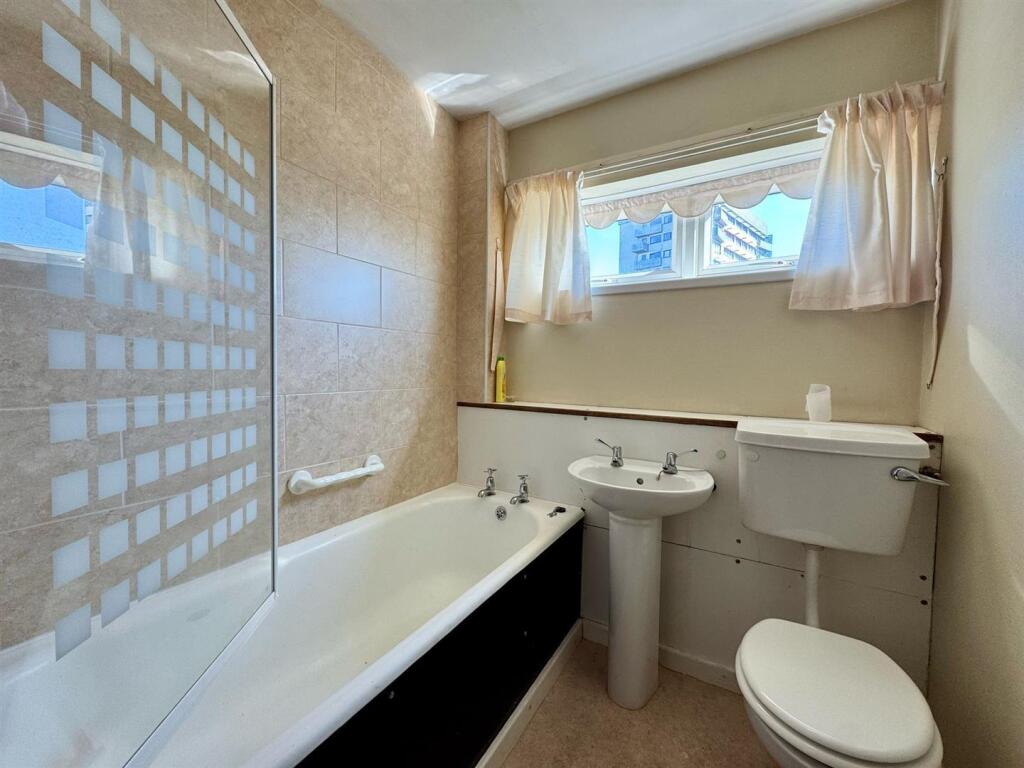 Family bathroom.jpg