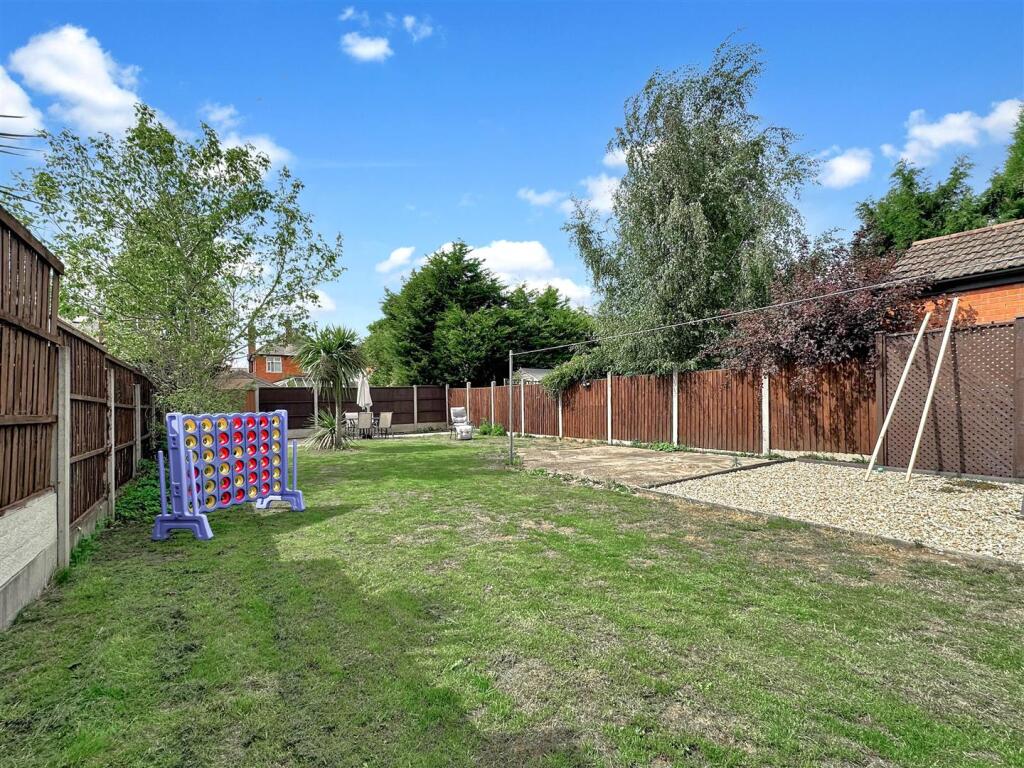 Large Private Garden 523