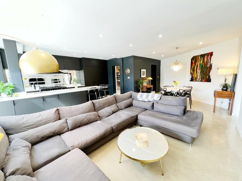 Main Room pic 19.jpg