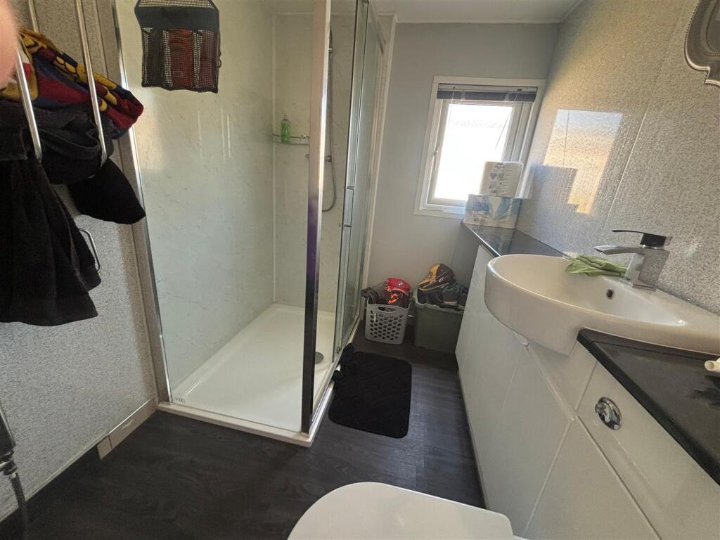 Bathroom 2.jpg