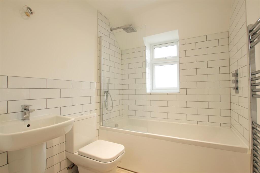 Hayes Lane 30b bath.JPG