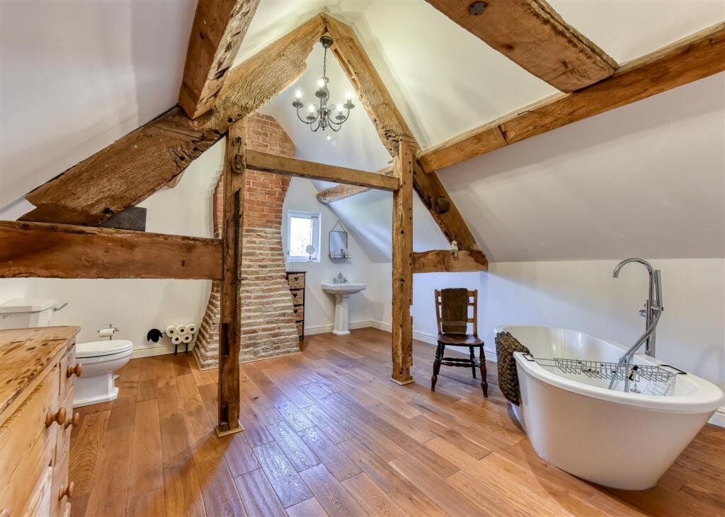 Nore Hill-bed1 ensuite.jpg