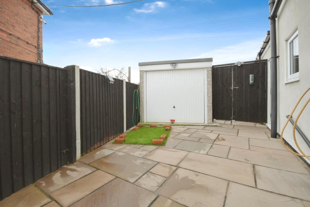 SIDE &amp; GARAGE.jpg