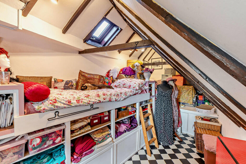 8618200-interior1...