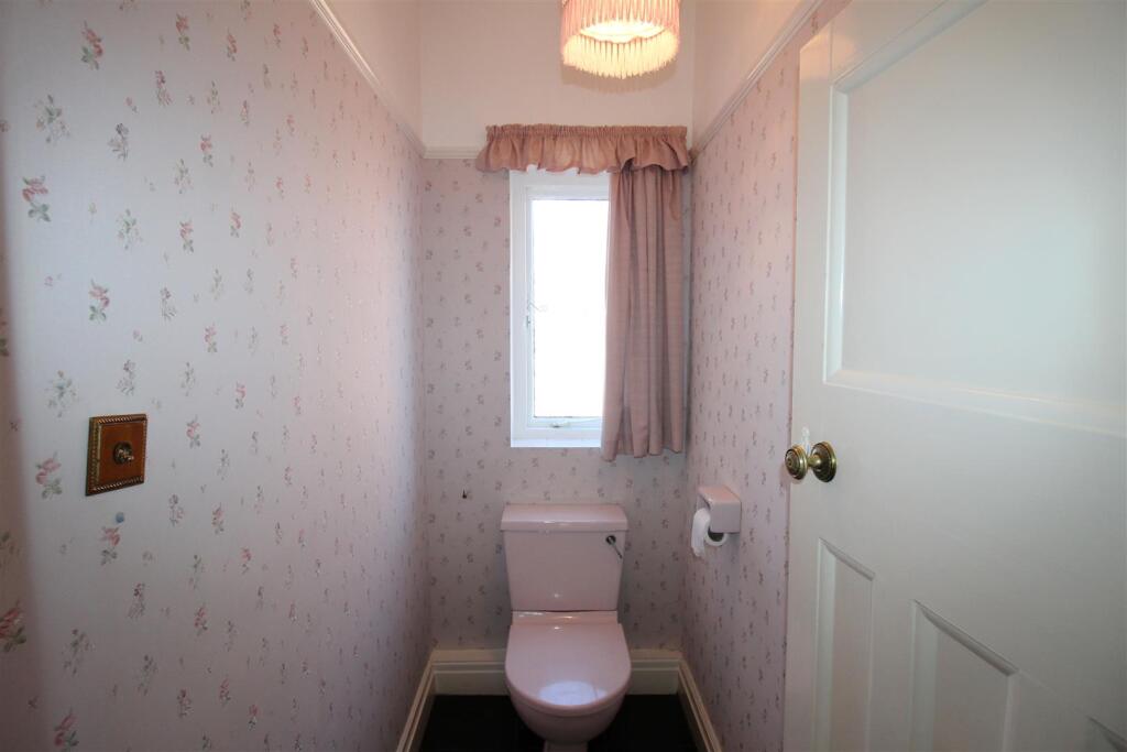 Fairhaven Road, 12 - WC Upstairs.JPG