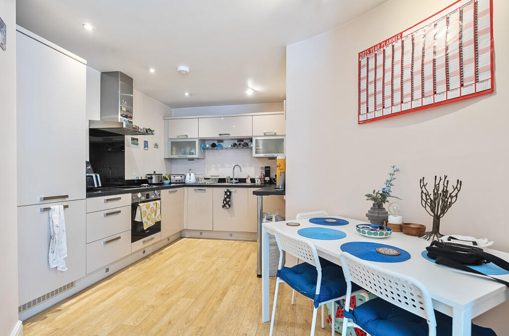 1305898-5-685bfb4...