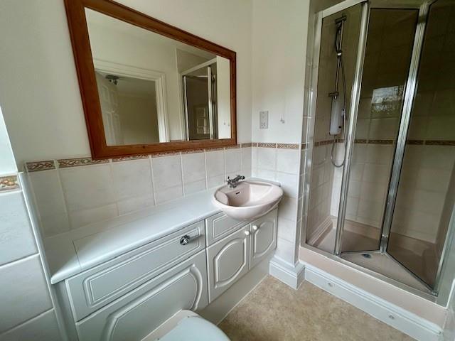42 Markham Court ensuite.jpg