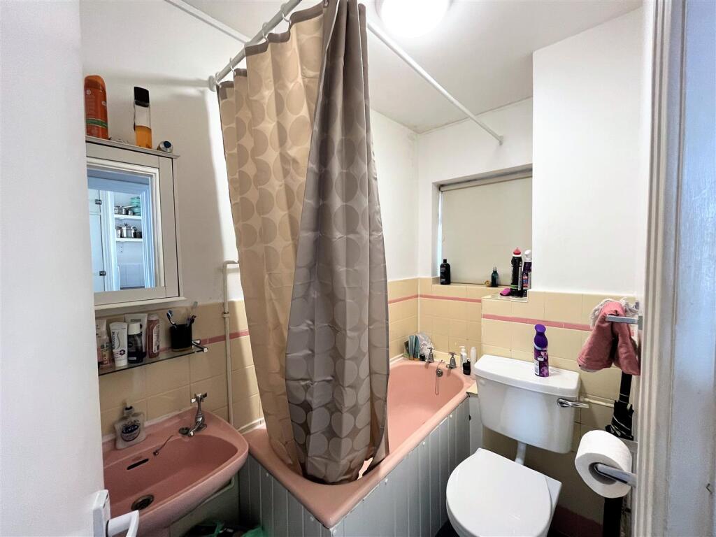 bathroom .jpg