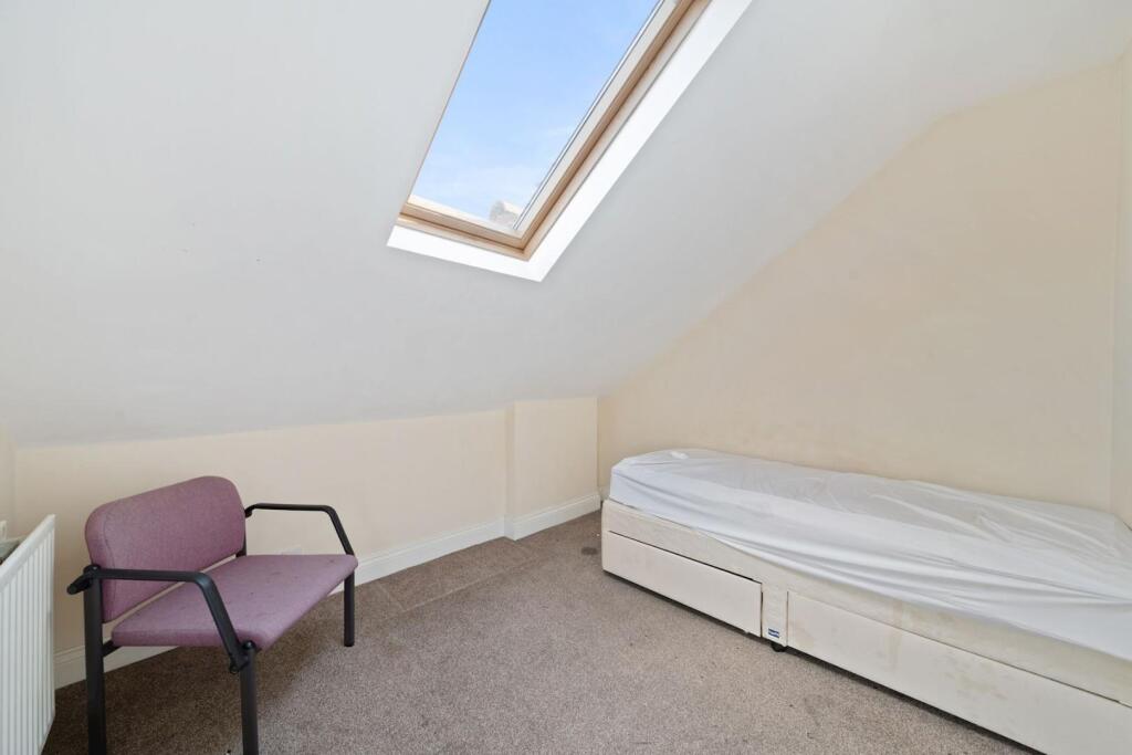 02-ea9482362 - PropWorld - NS - Top Floor Flat, 8 