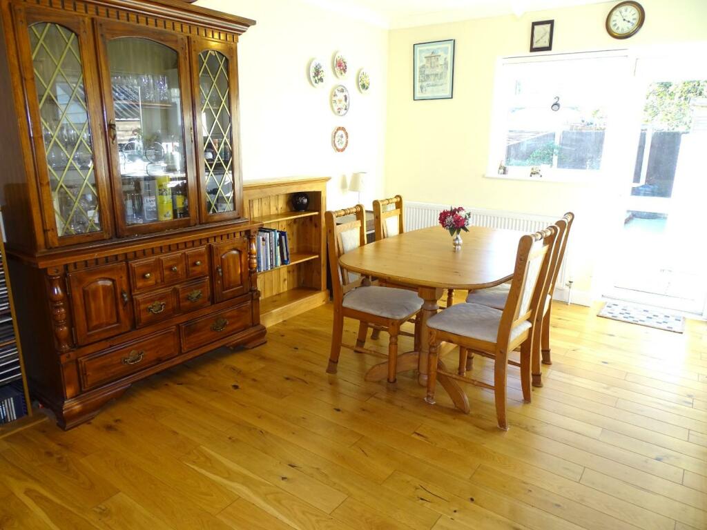 BREAKFAST TABLE SPACE
