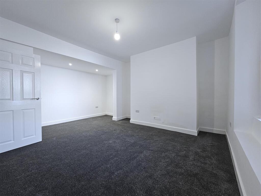 Bedroom &amp; Walk in Wardrobe / Office Area