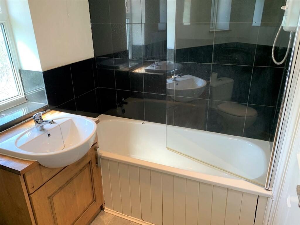 Bathroom 4.jpg