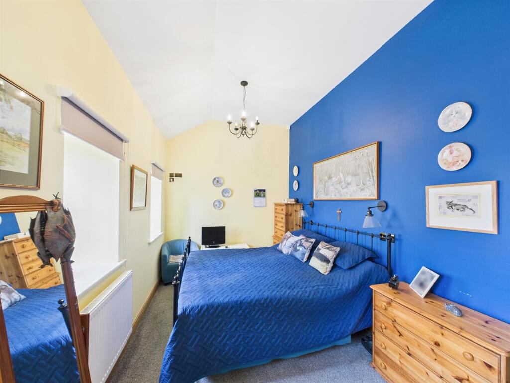 Bed 1.jpg