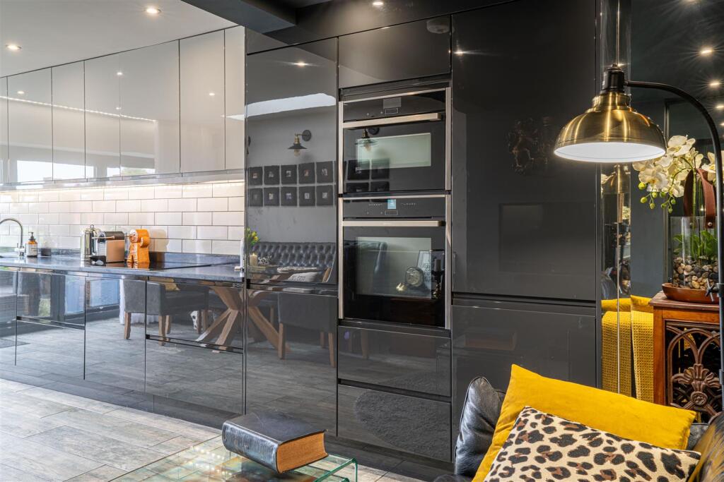 Luxury Fully Fitted Kitchen/Dining Room