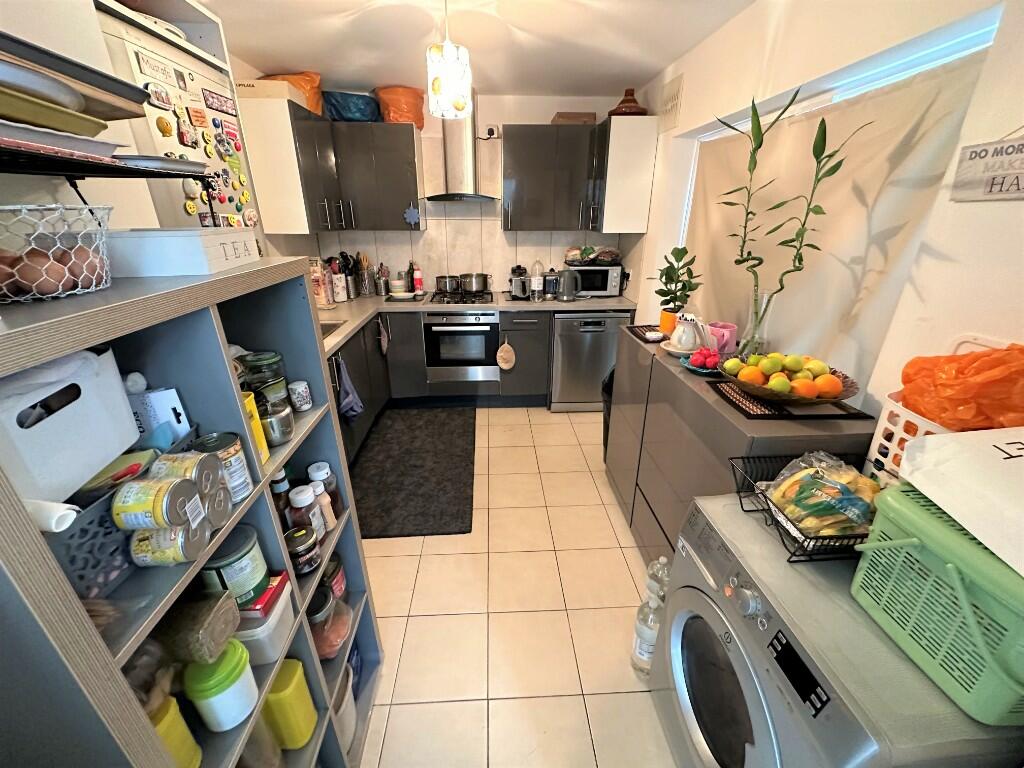 FITTED KITCHEN