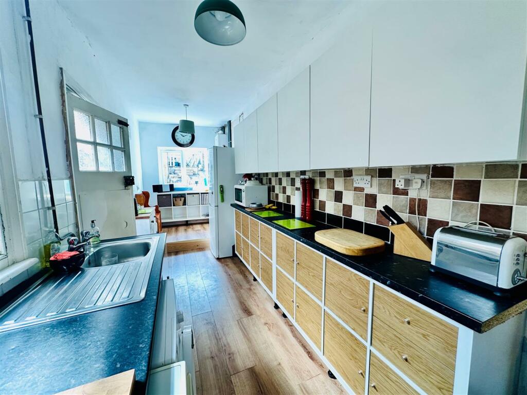 kitchen 2.jpg