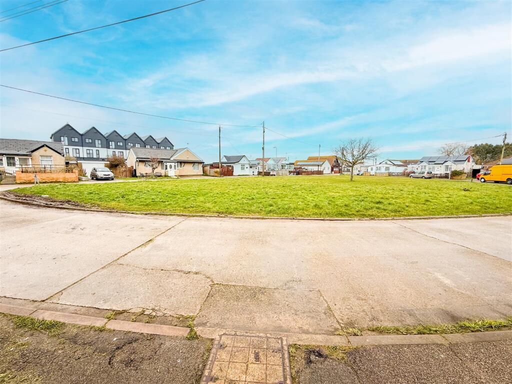 GREENSWARD VIEWS TO FRONT