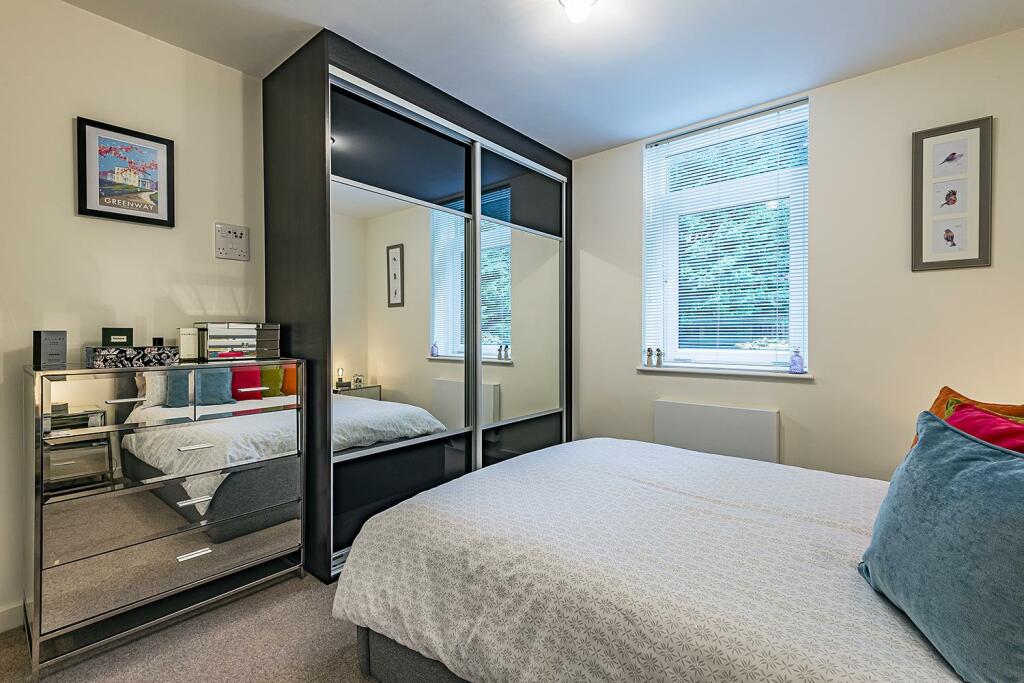 Apt2HmptnCrtHmptnInArdBd12s.jpg