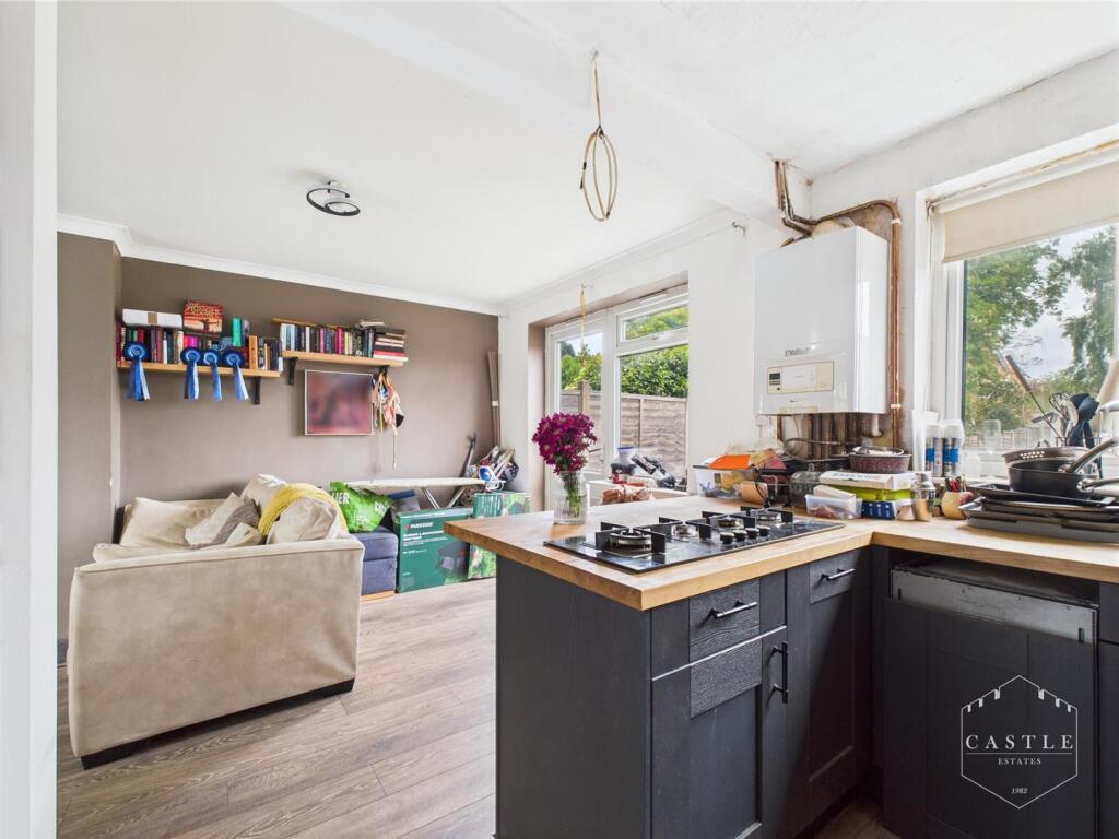 OPEN PLAN LIVING KITCHEN - KITCHEN AREA