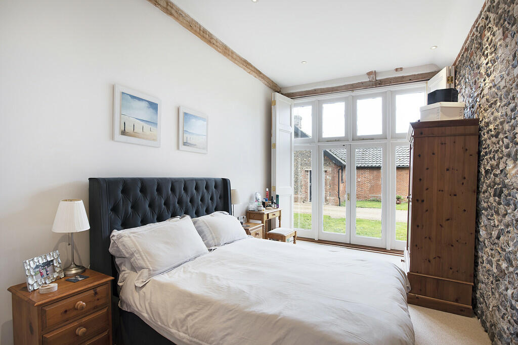Manor Barn ph40